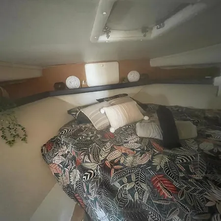 Nuit Insolite Et Cocon Úszó hotel