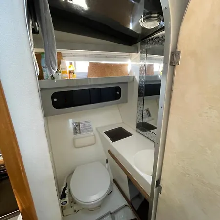 Bateau-hôtel Nuit Insolite Et Cocon *