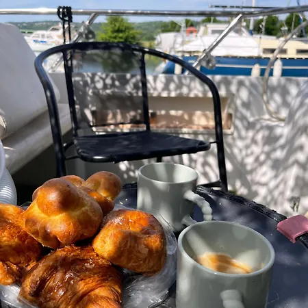 Nuit Insolite Et Cocon Úszó hotel *